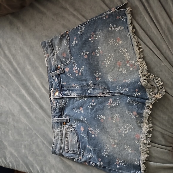 Size 15/32 Celebrity Pink Shorts